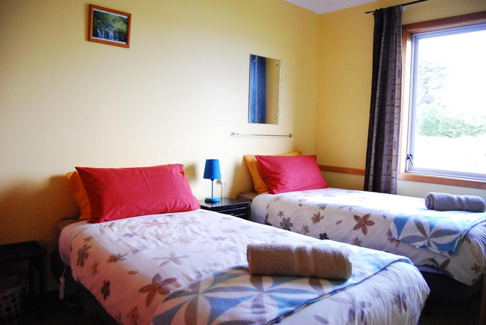 Surat Bay Lodge By The Sea/Backpackers Hostel Owaka Exterior foto